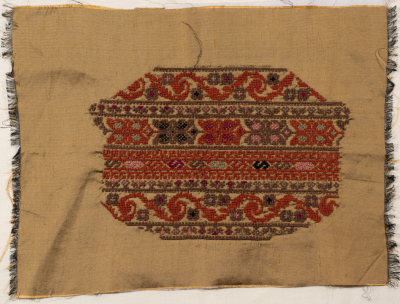 قطعة مُطرزةٌ أنتجتها نساء جمعية إنعاش المخيم، لبنان، سبعينيات القرن العشرين