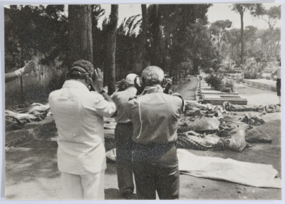 رجال يؤدون صلاة الجنازة على الضحايا