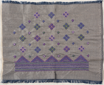 قطعة مُطرزةٌ أنتجتها نساء جمعية إنعاش المخيم، لبنان، سبعينيات القرن العشرين