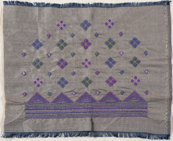 قطعة مُطرزةٌ أنتجتها نساء جمعية إنعاش المخيم، لبنان، سبعينيات القرن العشرين