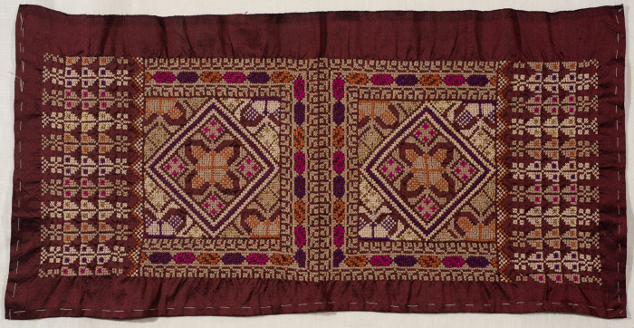 قطعة مُطرزةٌ أنتجتها نساء جمعية إنعاش المخيم، لبنان، سبعينيات القرن العشرين