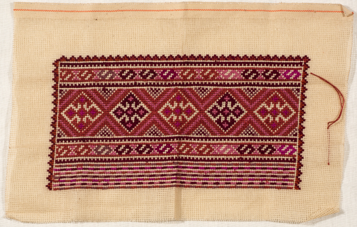 قطعة مُطرزةٌ أنتجتها نساء جمعية إنعاش المخيم، لبنان، سبعينيات القرن العشرين