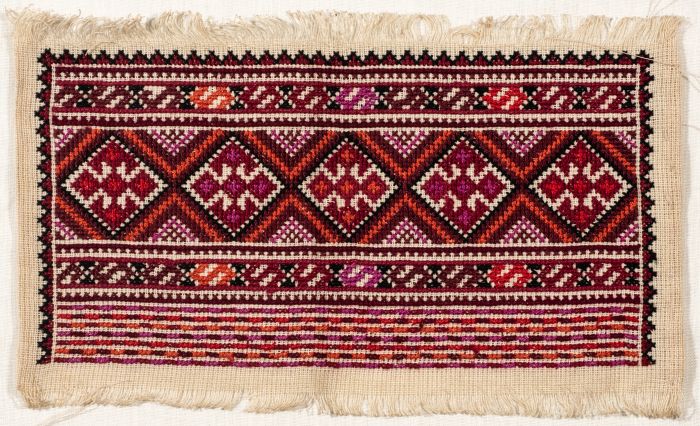 قطعة مُطرزةٌ أنتجتها نساء جمعية إنعاش المخيم، لبنان، سبعينيات القرن العشرين