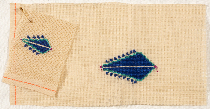 قطعة مُطرزةٌ أنتجتها نساء جمعية إنعاش المخيم، لبنان، سبعينيات القرن العشرين