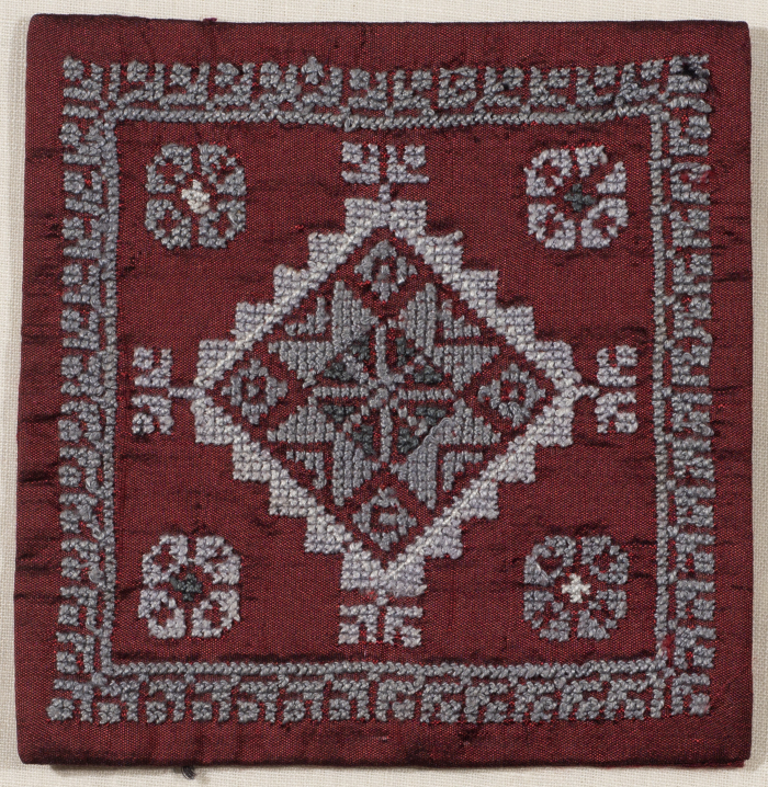 قطعة مُطرزةٌ أنتجتها نساء جمعية إنعاش المخيم، لبنان، سبعينيات القرن العشرين