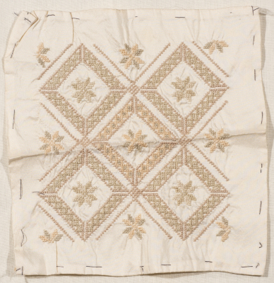 قطعة مُطرزةٌ أنتجتها نساء جمعية إنعاش المخيم، لبنان، سبعينيات القرن العشرين