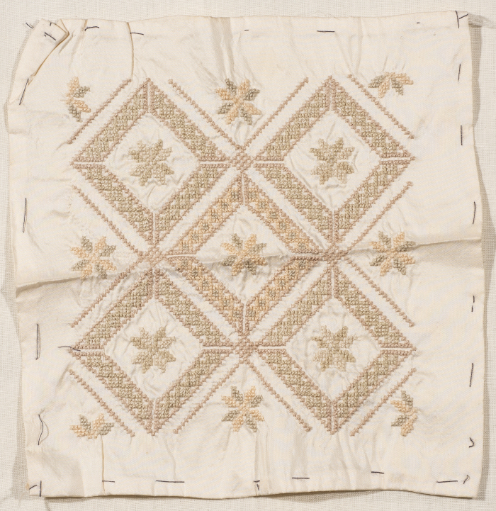 قطعة مُطرزةٌ أنتجتها نساء جمعية إنعاش المخيم، لبنان، سبعينيات القرن العشرين