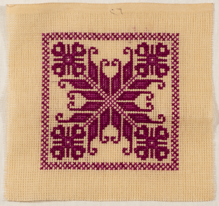 قطعة مُطرزةٌ أنتجتها نساء جمعية إنعاش المخيم، لبنان، سبعينيات القرن العشرين