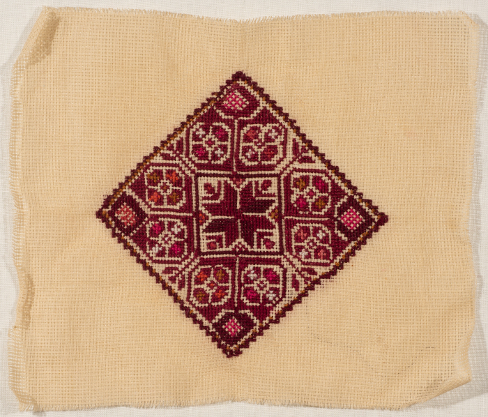 قطعة مُطرزةٌ أنتجتها نساء جمعية إنعاش المخيم، لبنان، سبعينيات القرن العشرين