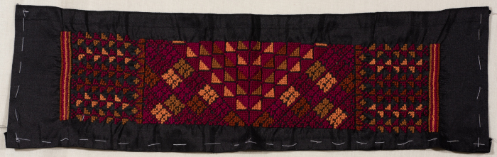 قطعة مُطرزةٌ أنتجتها نساء جمعية إنعاش المخيم، لبنان، سبعينيات القرن العشرين