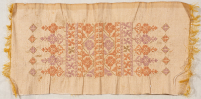 قطعة مُطرزةٌ أنتجتها نساء جمعية إنعاش المخيم، لبنان، سبعينيات القرن العشرين