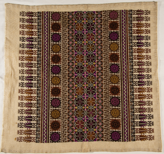 قطعة مُطرزةٌ أنتجتها نساء جمعية إنعاش المخيم، لبنان، سبعينيات القرن العشرين