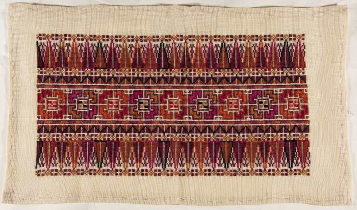 قطعة مُطرزةٌ أنتجتها نساء جمعية إنعاش المخيم، لبنان، سبعينيات القرن العشرين