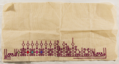 قطعة مُطرزةٌ أنتجتها نساء جمعية إنعاش المخيم، لبنان، سبعينيات القرن العشرين