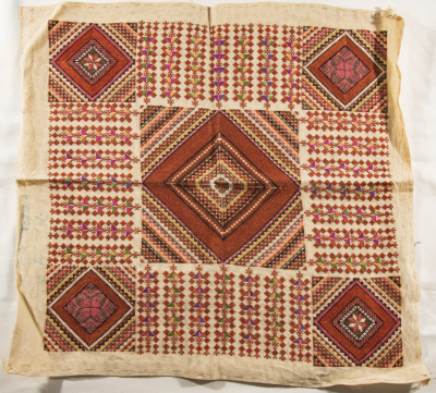 قطعة مُطرزةٌ أنتجتها نساء جمعية إنعاش المخيم، لبنان، سبعينيات القرن العشرين