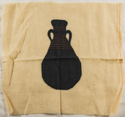 قطعة مُطرزةٌ أنتجتها نساء جمعية إنعاش المخيم، لبنان، سبعينيات القرن العشرين