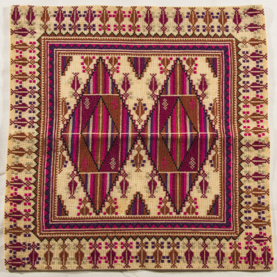 قطعة مُطرزةٌ أنتجتها نساء جمعية إنعاش المخيم، لبنان، سبعينيات القرن العشرين