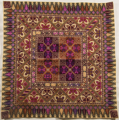 قطعة مُطرزةٌ أنتجتها نساء جمعية إنعاش المخيم، لبنان، سبعينيات القرن العشرين