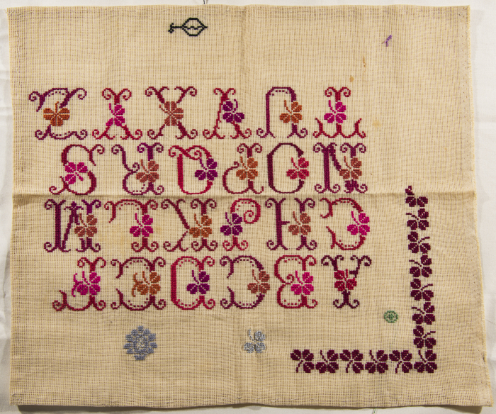 قطعة مُطرزةٌ أنتجتها نساء جمعية إنعاش المخيم، لبنان، سبعينيات القرن العشرين