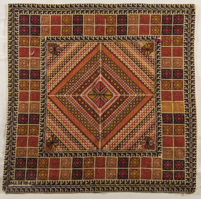 قطعة مُطرزةٌ أنتجتها نساء جمعية إنعاش المخيم، لبنان، سبعينيات القرن العشرين