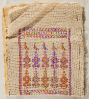 قطعة مُطرزةٌ أنتجتها نساء جمعية إنعاش المخيم، لبنان، سبعينيات القرن العشرين