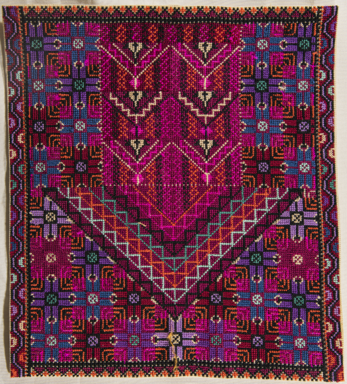 قطعة مُطرزةٌ أنتجتها نساء جمعية إنعاش المخيم، لبنان، سبعينيات القرن العشرين