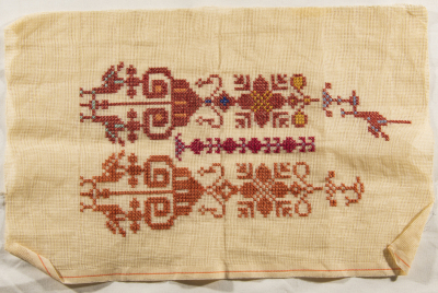 قطعة مُطرزةٌ أنتجتها نساء جمعية إنعاش المخيم، لبنان، سبعينيات القرن العشرين