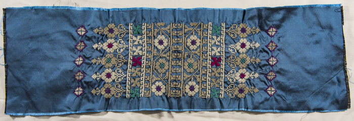 قطعة مُطرزةٌ أنتجتها نساء جمعية إنعاش المخيم، لبنان، سبعينيات القرن العشرين