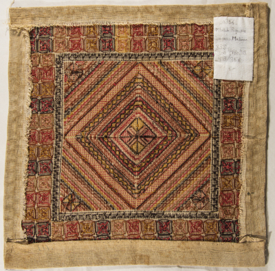 قطعة مُطرزةٌ أنتجتها نساء جمعية إنعاش المخيم، لبنان، سبعينيات القرن العشرين