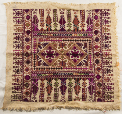 قطعة مُطرزةٌ أنتجتها نساء جمعية إنعاش المخيم، لبنان، سبعينيات القرن العشرين