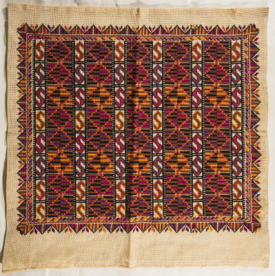 قطعة مُطرزةٌ أنتجتها نساء جمعية إنعاش المخيم، لبنان، سبعينيات القرن العشرين