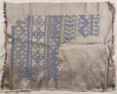 قطعة مُطرزةٌ أنتجتها نساء جمعية إنعاش المخيم، لبنان، سبعينيات القرن العشرين