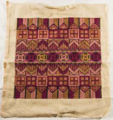 قطعة مُطرزةٌ أنتجتها نساء جمعية إنعاش المخيم، لبنان، سبعينيات القرن العشرين