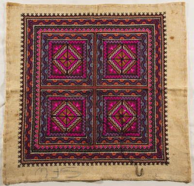 قطعة مُطرزةٌ أنتجتها نساء جمعية إنعاش المخيم، لبنان، سبعينيات القرن العشرين