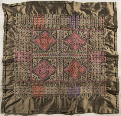 قطعة مُطرزةٌ أنتجتها نساء جمعية إنعاش المخيم، لبنان، سبعينيات القرن العشرين