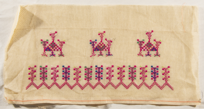 قطعة مُطرزةٌ أنتجتها نساء جمعية إنعاش المخيم، لبنان، سبعينيات القرن العشرين