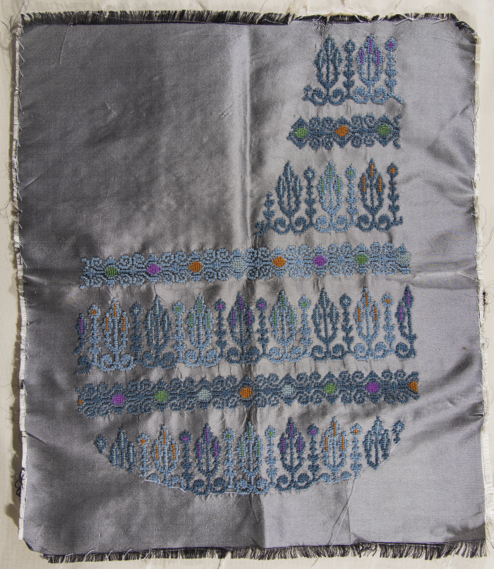 قطعة مُطرزةٌ أنتجتها نساء جمعية إنعاش المخيم، لبنان، سبعينيات القرن العشرين