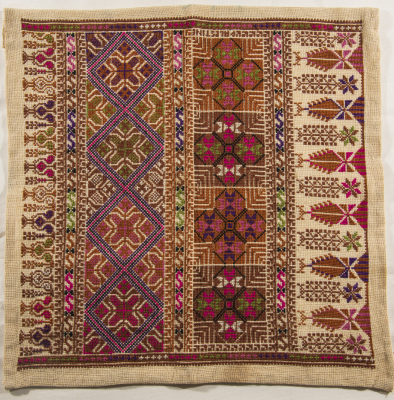 قطعة مُطرزةٌ أنتجتها نساء جمعية إنعاش المخيم، لبنان، سبعينيات القرن العشرين