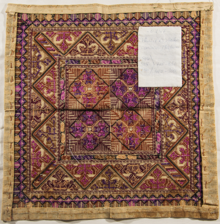 قطعة مُطرزةٌ أنتجتها نساء جمعية إنعاش المخيم، لبنان، سبعينيات القرن العشرين