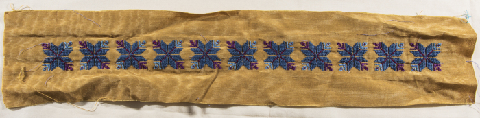 قطعة مُطرزةٌ أنتجتها نساء جمعية إنعاش المخيم، لبنان، سبعينيات القرن العشرين