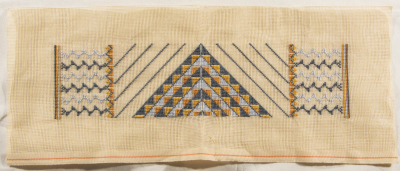 قطعة مُطرزةٌ أنتجتها نساء جمعية إنعاش المخيم، لبنان، سبعينيات القرن العشرين