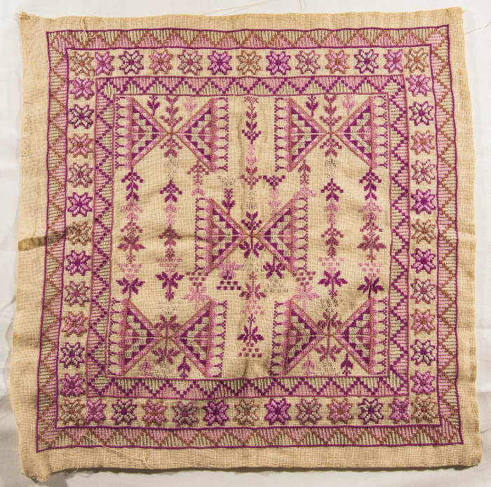 قطعة مُطرزةٌ أنتجتها نساء جمعية إنعاش المخيم، لبنان، سبعينيات القرن العشرين