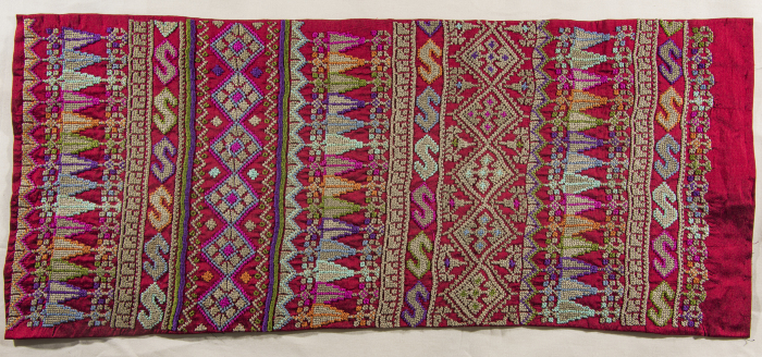 قطعة مُطرزةٌ أنتجتها نساء جمعية إنعاش المخيم، لبنان، سبعينيات القرن العشرين