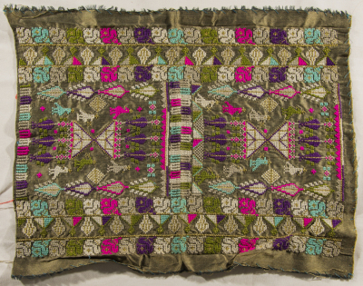 قطعة مُطرزةٌ أنتجتها نساء جمعية إنعاش المخيم، لبنان، سبعينيات القرن العشرين