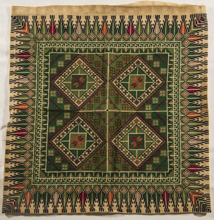 قطعة مُطرزةٌ أنتجتها نساء جمعية إنعاش المخيم، لبنان، سبعينيات القرن العشرين