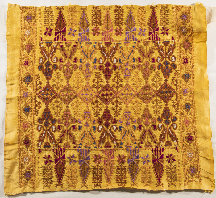 قطعة مُطرزةٌ أنتجتها نساء جمعية إنعاش المخيم، لبنان، سبعينيات القرن العشرين