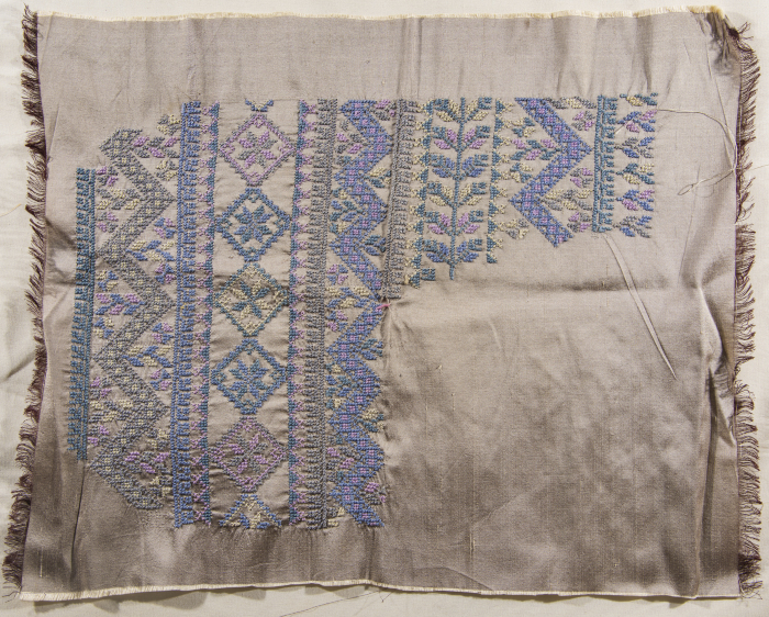 قطعة مُطرزةٌ أنتجتها نساء جمعية إنعاش المخيم، لبنان، سبعينيات القرن العشرين