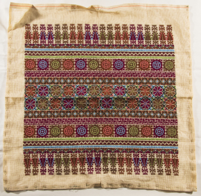 قطعة مُطرزةٌ أنتجتها نساء جمعية إنعاش المخيم، لبنان، سبعينيات القرن العشرين