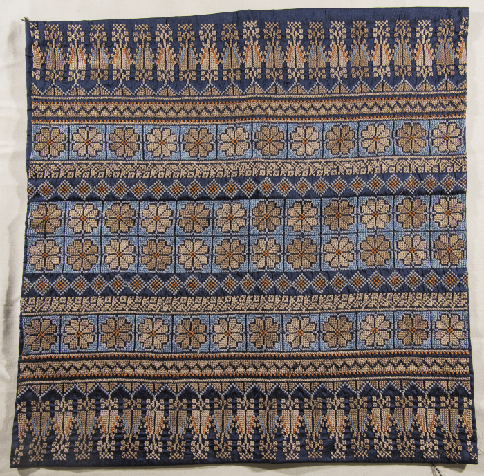 قطعة مُطرزةٌ أنتجتها نساء جمعية إنعاش المخيم، لبنان، سبعينيات القرن العشرين