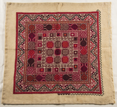 قطعة مُطرزةٌ أنتجتها نساء جمعية إنعاش المخيم، لبنان، سبعينيات القرن العشرين